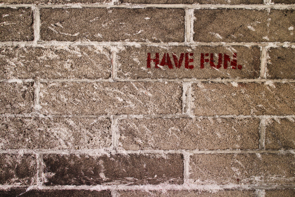 Brick Wall says Have Fun Foto: freerangestock.com
