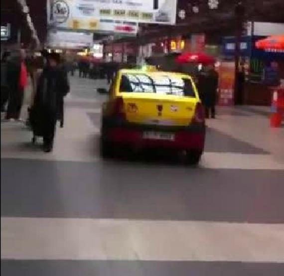 A intrat cu taxiul in Gara de Nord