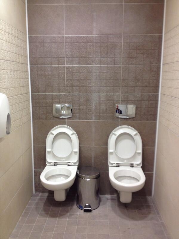 WC-uri in aceeasi cabina