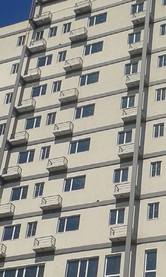 Bloc cu balcoane, dar fără acces din apartamente