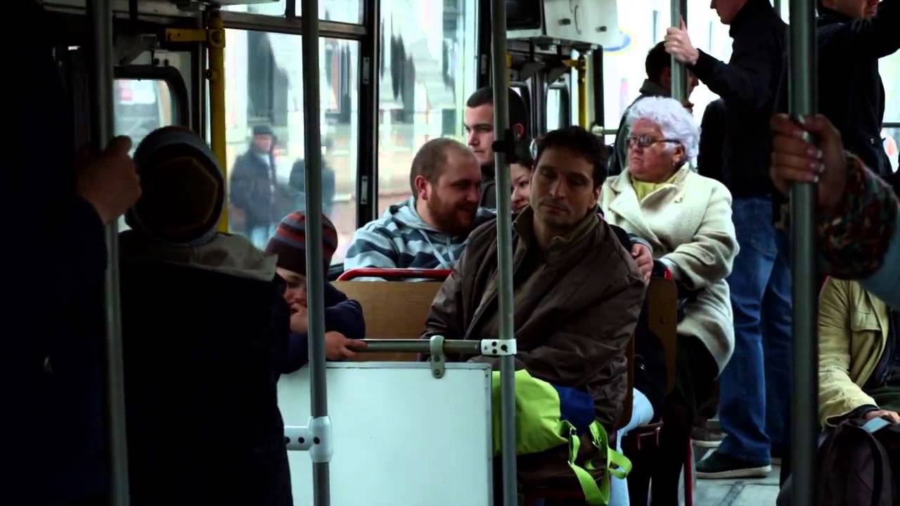Autobuzele și troleele RATB opresc în stație la 2-3 metri de bordură