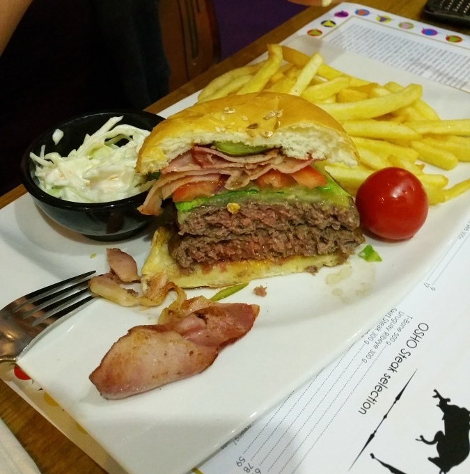 Batalia burgerilor. Osho vs Hard Rock Cafe